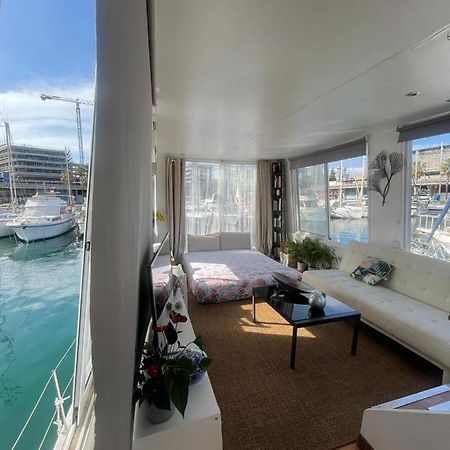 Light Bedroom In A Home Boat 巴塞罗那 外观 照片