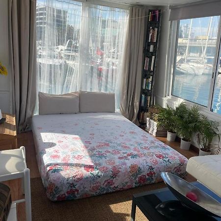 Light Bedroom In A Home Boat 巴塞罗那 外观 照片