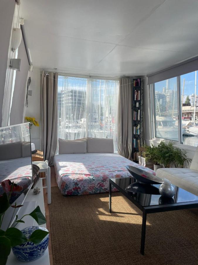 Light Bedroom In A Home Boat 巴塞罗那 外观 照片