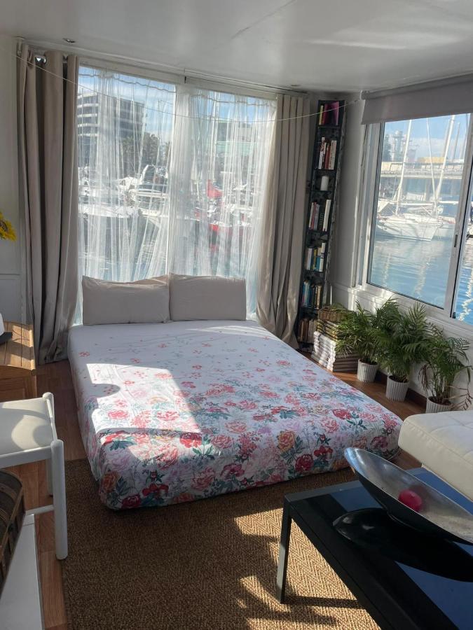 Light Bedroom In A Home Boat 巴塞罗那 外观 照片