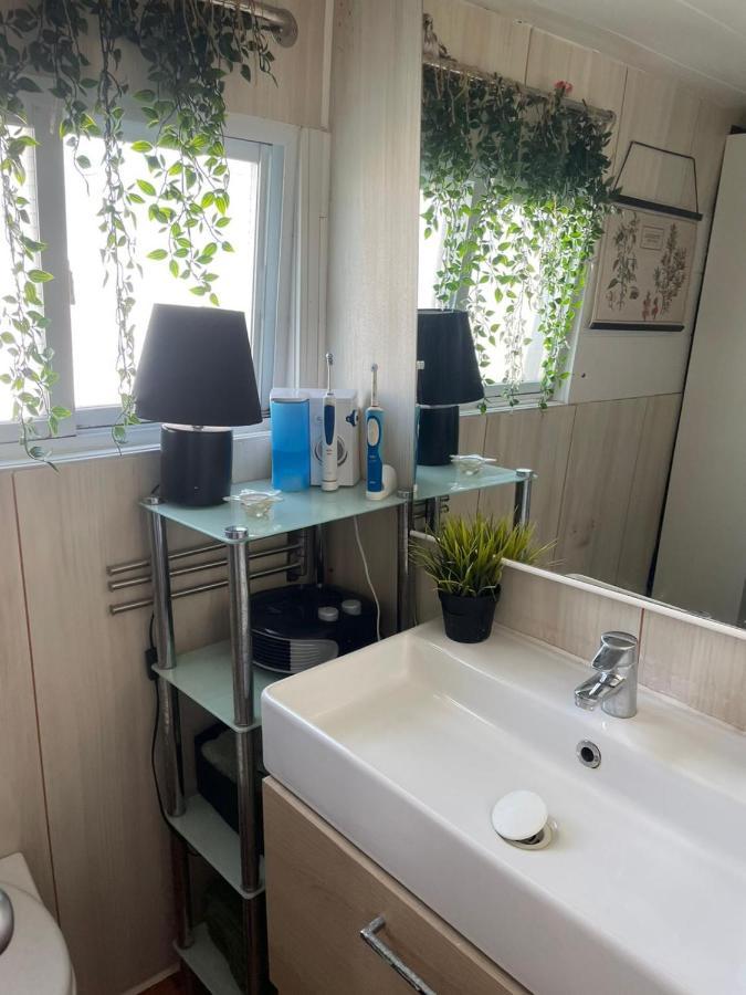 Light Bedroom In A Home Boat 巴塞罗那 外观 照片