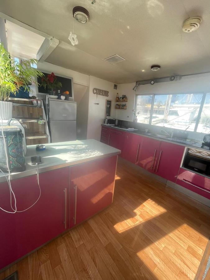Light Bedroom In A Home Boat 巴塞罗那 外观 照片