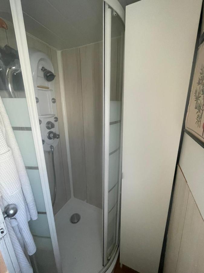 Light Bedroom In A Home Boat 巴塞罗那 外观 照片