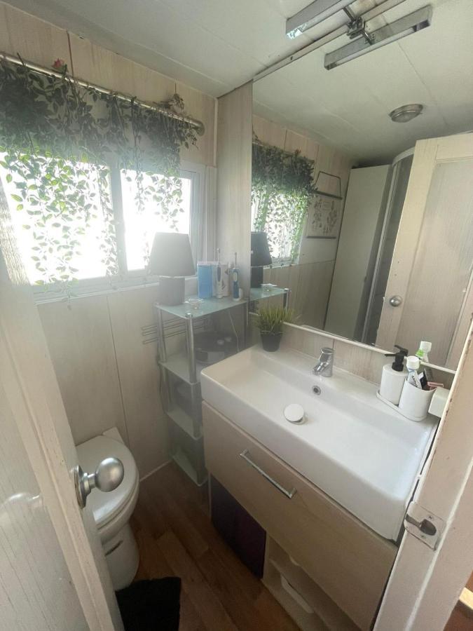 Light Bedroom In A Home Boat 巴塞罗那 外观 照片